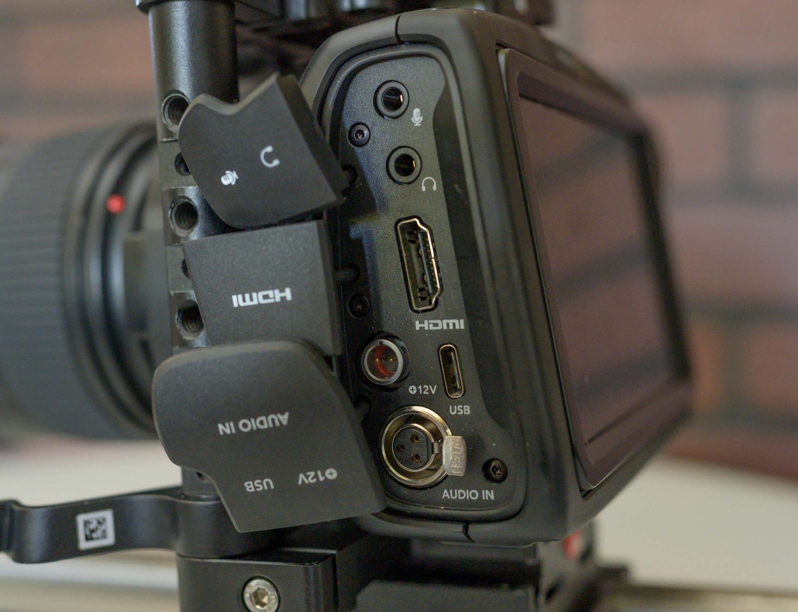 Gros plan sur les ports de la Pocket 6K Pro en cage : HDMI, USB-C, 12 V et audio.