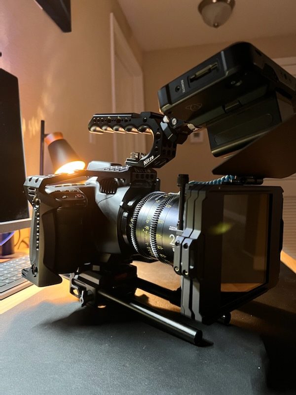 Pocket 6K Pro en cage avec objectif cinéma et matte box, sous la lumière chaude d'une lampe.
