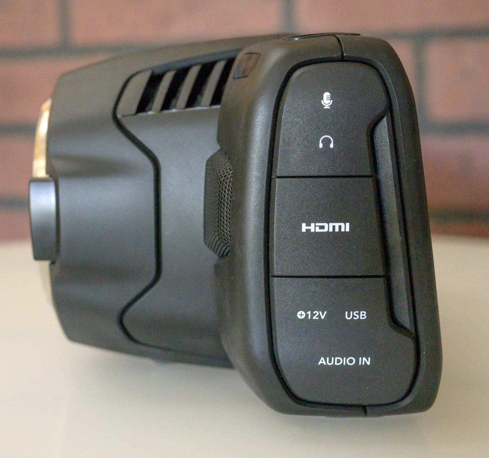 Gros plan sur le panneau latéral de la Pocket 6K Pro : micro, casque, HDMI, 12 V, USB et entrée audio.
