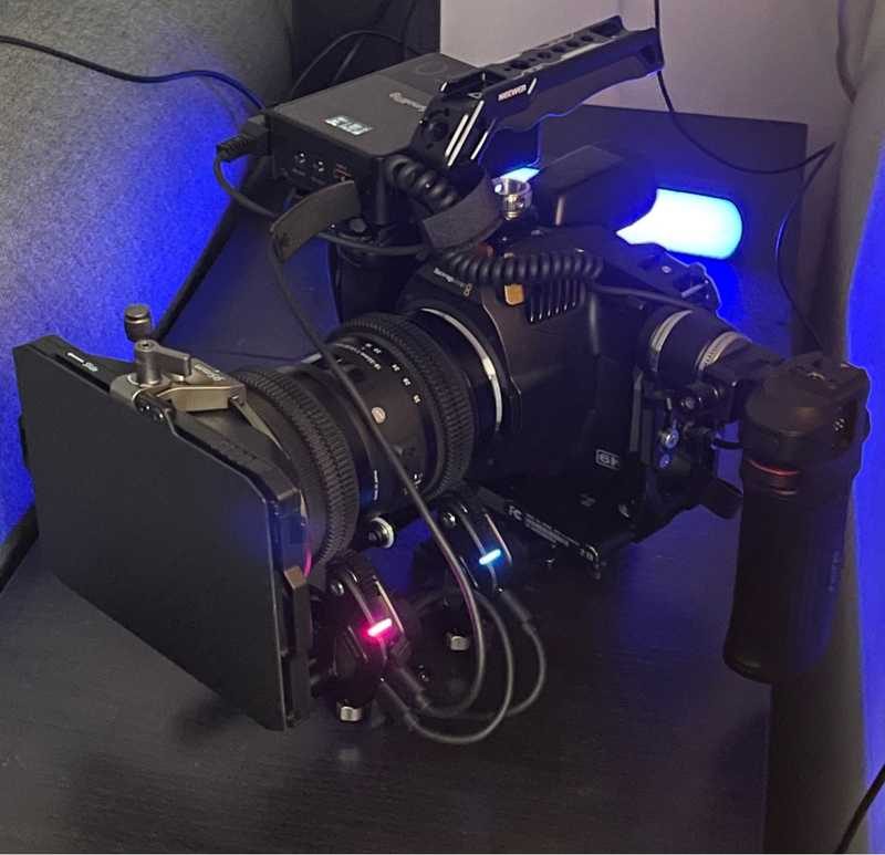 Pocket 6K Pro équipée d'une matte box, sous un éclairage bleu dans un studio sombre.