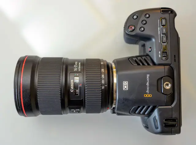 Caméra Blackmagic Pocket Cinema Camera 6K Pro avec objectif zoom Canon 16-35 mm, vue de dessus sur fond blanc.
