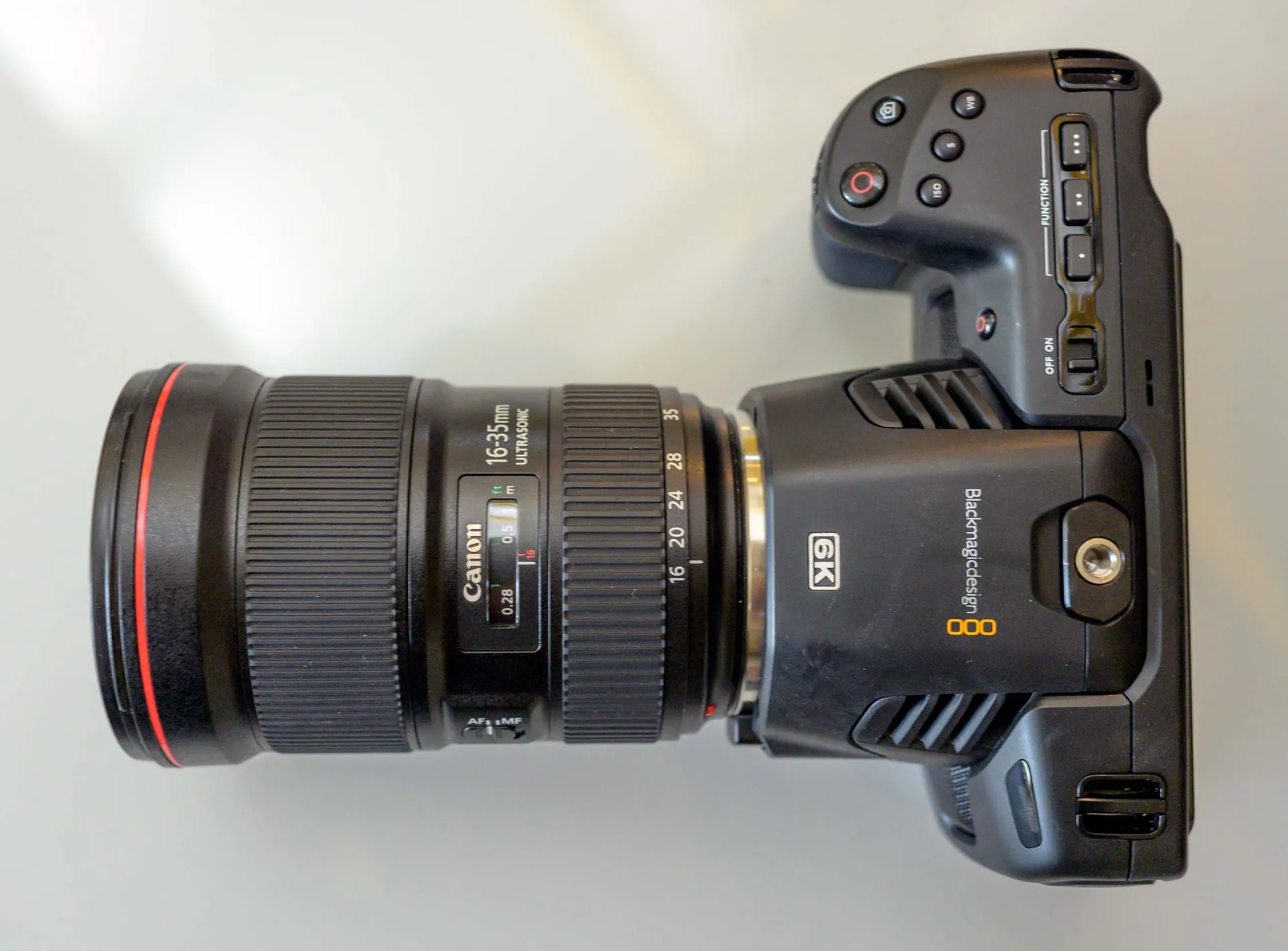 Caméra Blackmagic Pocket Cinema Camera 6K Pro équipée d'un objectif zoom Canon 16-35 mm, vue de dessus.