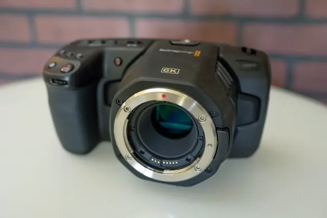 Boîtier Blackmagic Pocket 6K Pro sans objectif, capteur et monture EF visibles.