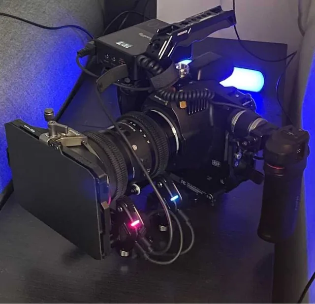 Pocket 6K Pro équipée d'une matte box, sous un éclairage bleu dans un studio sombre.