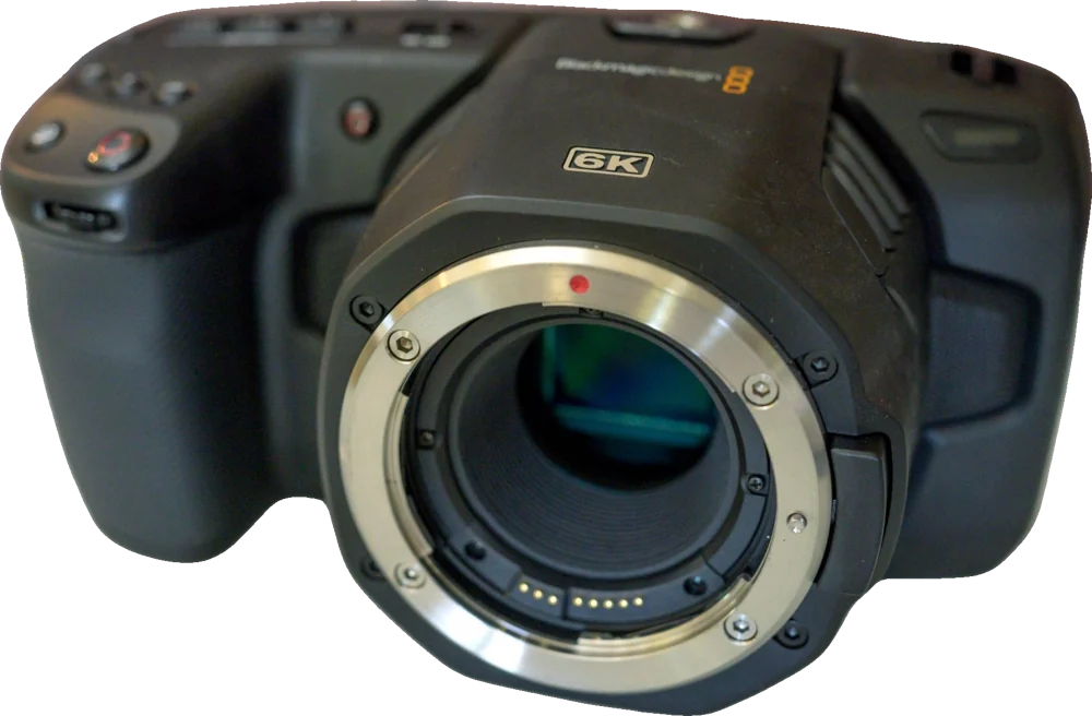Boîtier Blackmagic Pocket 6K Pro sans objectif, capteur et monture EF bien visibles.