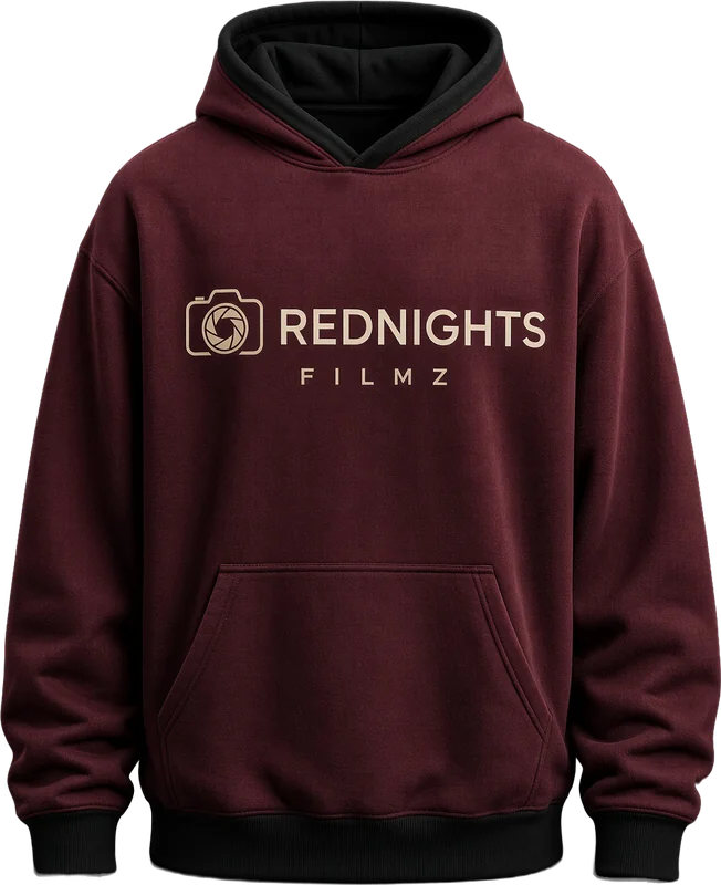 Maquette : hoodie bordeaux avec capuchon et poignets noirs, logo caméra Red Nights Filmz crème.