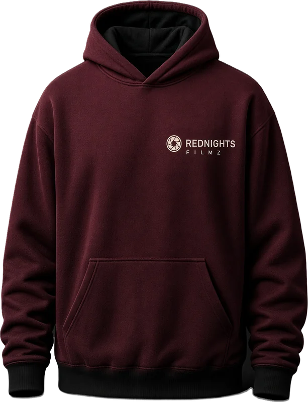 Maquette : hoodie bordeaux avec doublure de capuchon et poignets noirs, petit logo Red Nights Filmz crème sur la poitrine, vu de face.