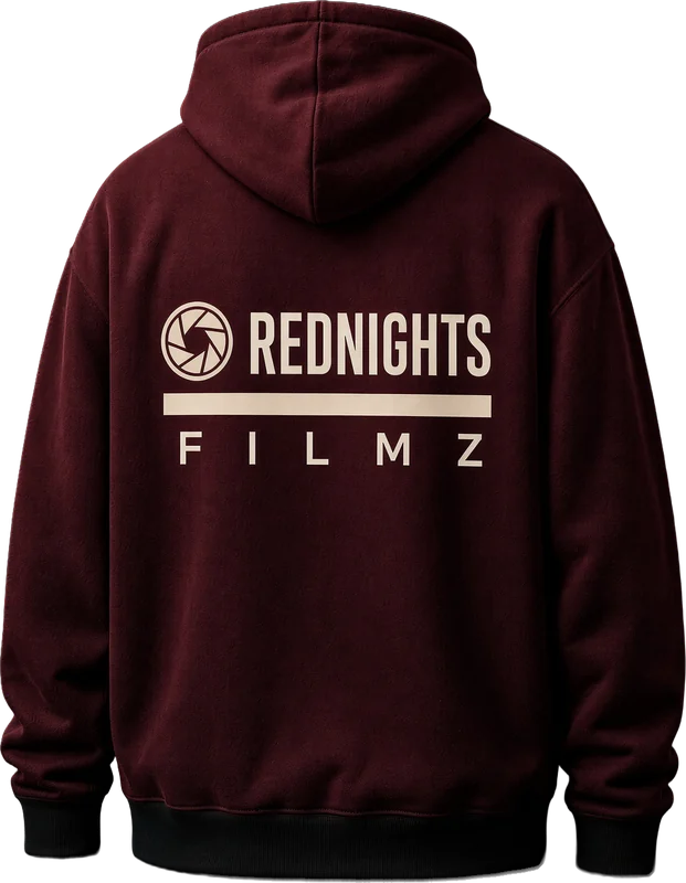 Maquette : le même hoodie bordeaux vu de dos, avec un grand logo Red Nights Filmz crème imprimé dans le dos.