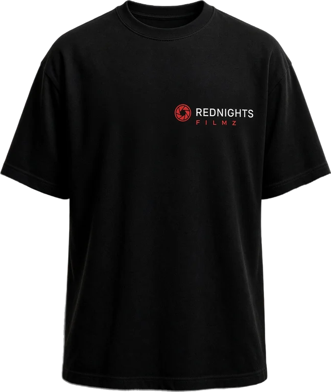 Maquette : t-shirt noir avec un petit logo Red Nights Filmz rouge et blanc sur la poitrine.
