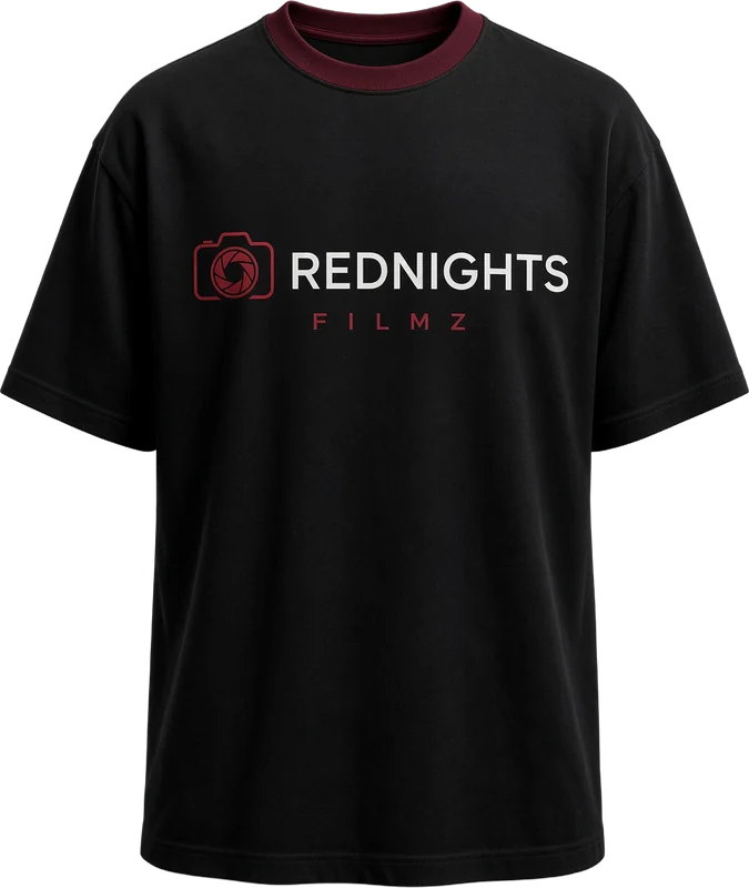 Maquette : t-shirt noir à col bordeaux avec le logo caméra Red Nights Filmz.