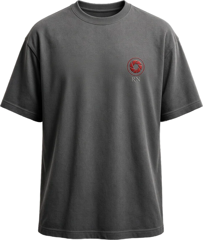 Maquette : t-shirt gris anthracite avec un petit emblème RN rouge sur la poitrine.